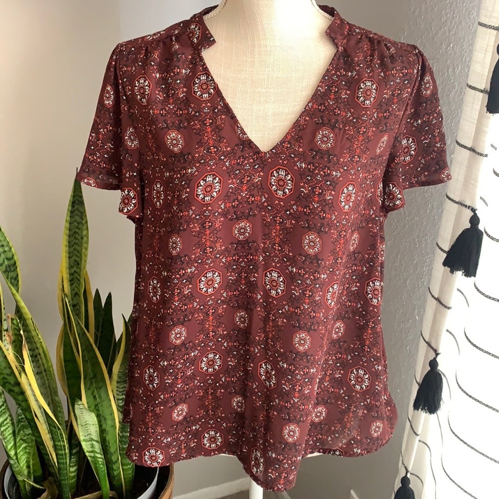 Cozy Casual Patterned Relaxed Fit Blouse with V-Neck & Flutter Sleeves
